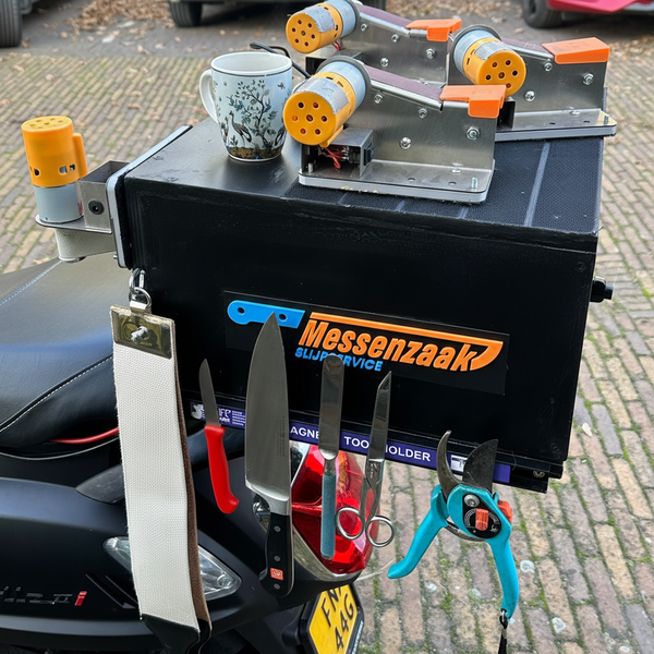 Messenzaak slijpkoffer met achtergrond